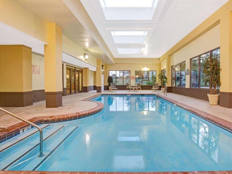 La Quinta Inn & Suites By Wyndham Муурсвил Екстериор снимка